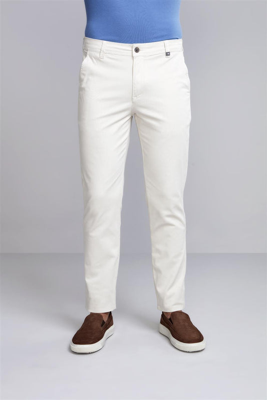 Calça Chino Classic Fit - Bege Areia